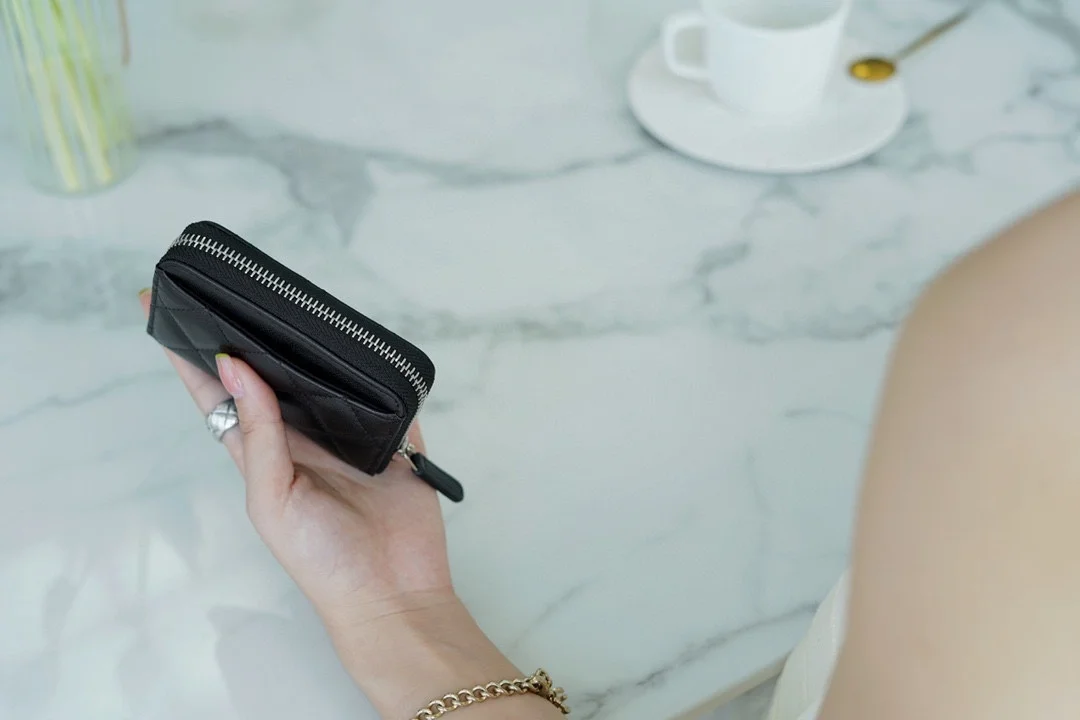 샤넬 클래식 지퍼 코인 지갑 실버