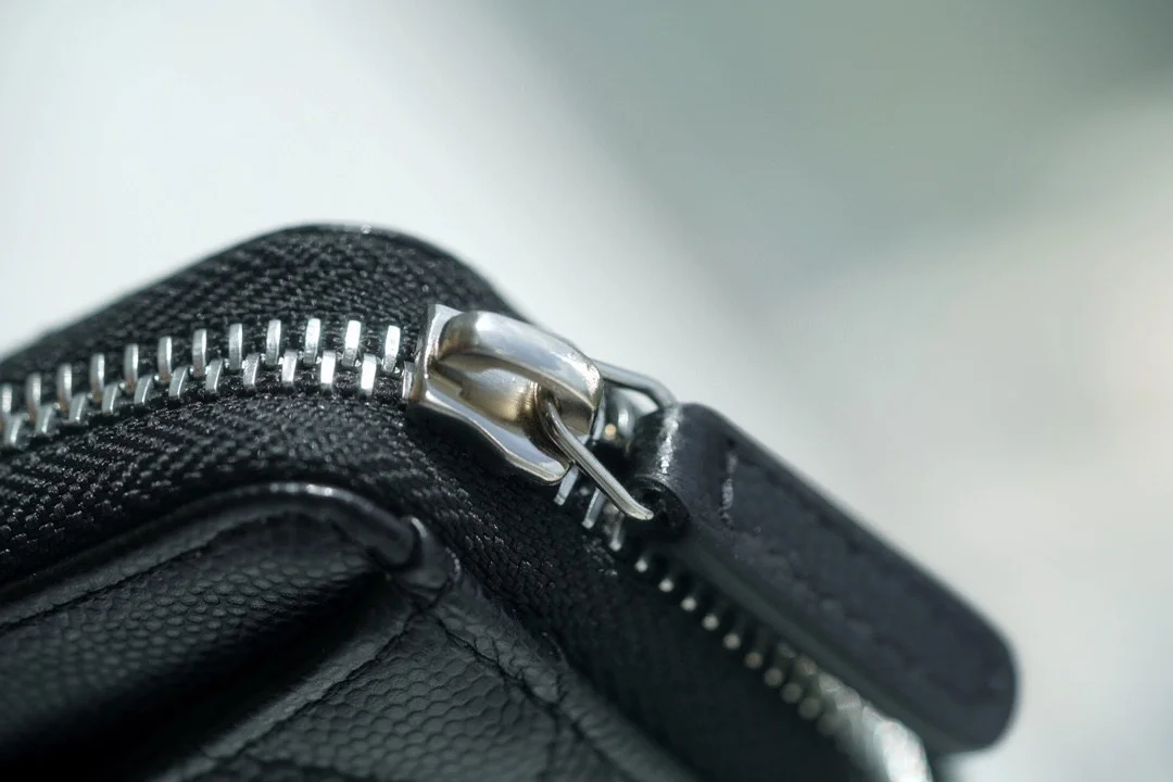 샤넬 클래식 지퍼 코인 지갑 실버