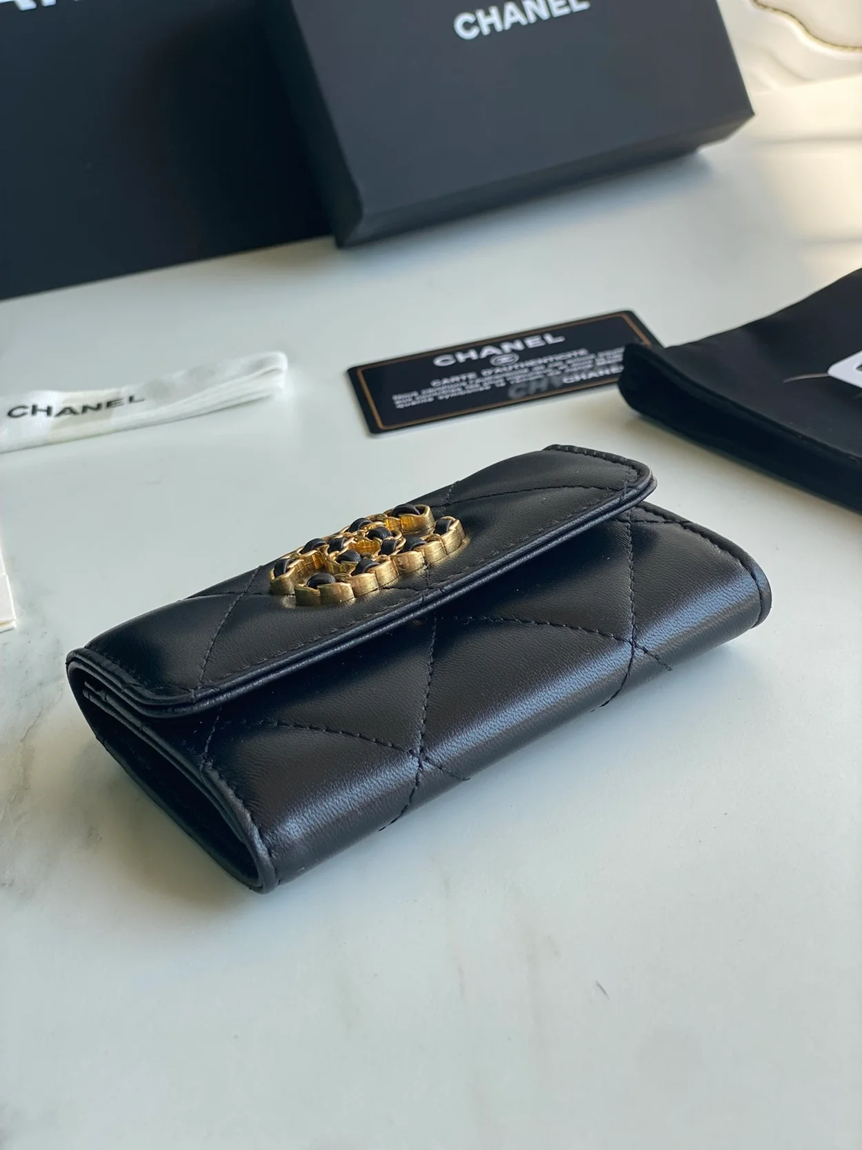 샤넬 19 플랩 카드 홀더 램스킨 & 골드 메탈