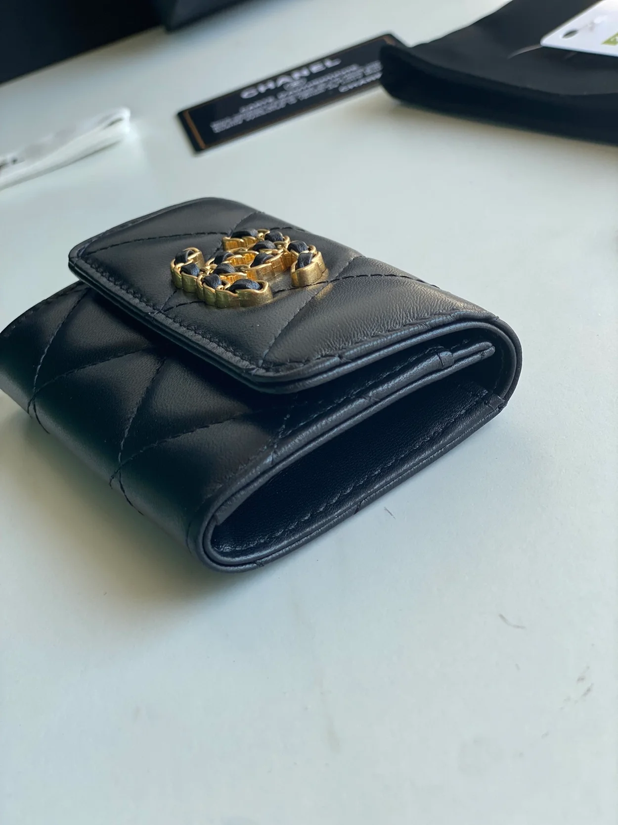 샤넬 19 플랩 카드 홀더 램스킨 & 골드 메탈