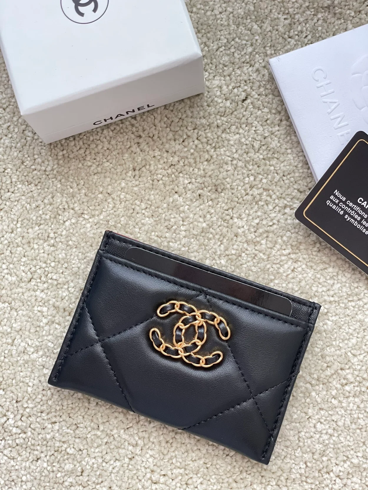 샤넬 19 카드홀더 램스킨&골드 메탈 블랙