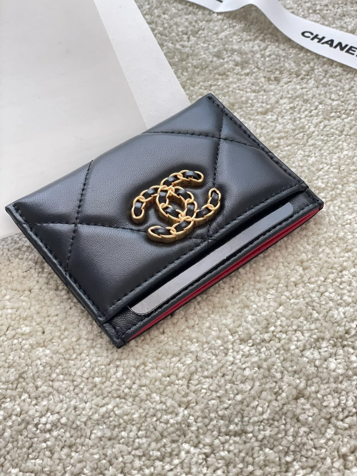 샤넬 19 카드홀더 램스킨&골드 메탈 블랙