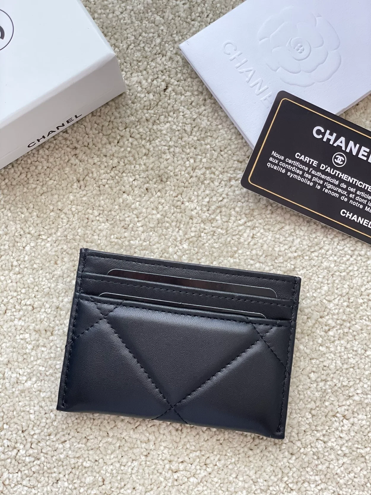 샤넬 19 카드홀더 램스킨&골드 메탈 블랙