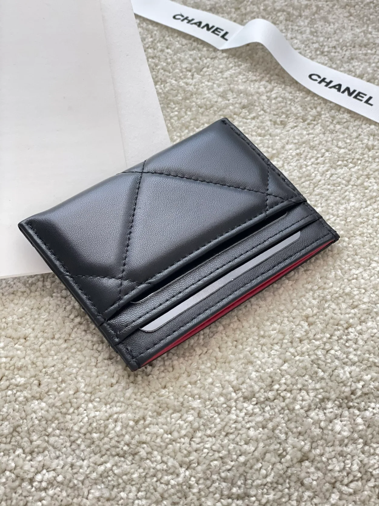 샤넬 19 카드홀더 램스킨&골드 메탈 블랙