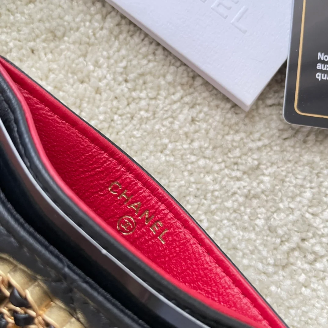 샤넬 19 카드홀더 램스킨&골드 메탈 블랙