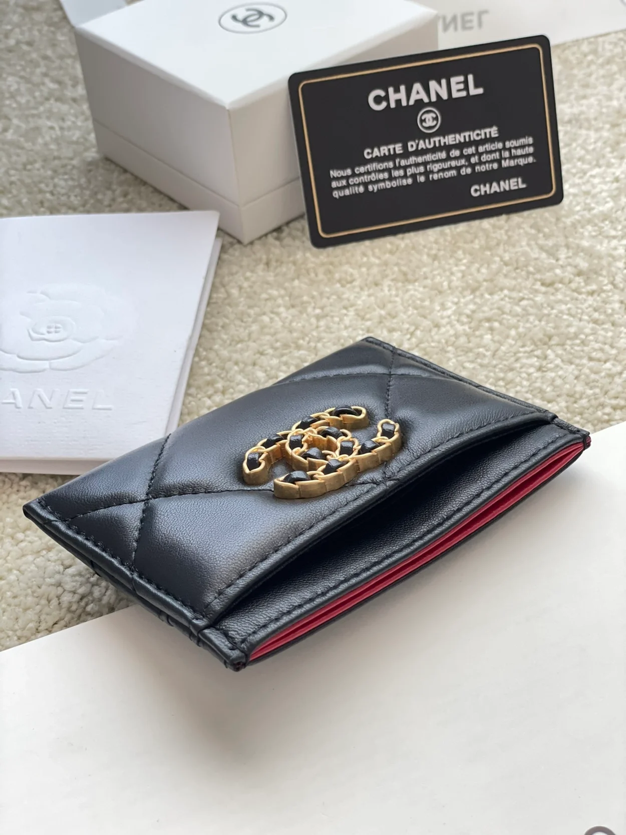 샤넬 19 카드홀더 램스킨&골드 메탈 블랙