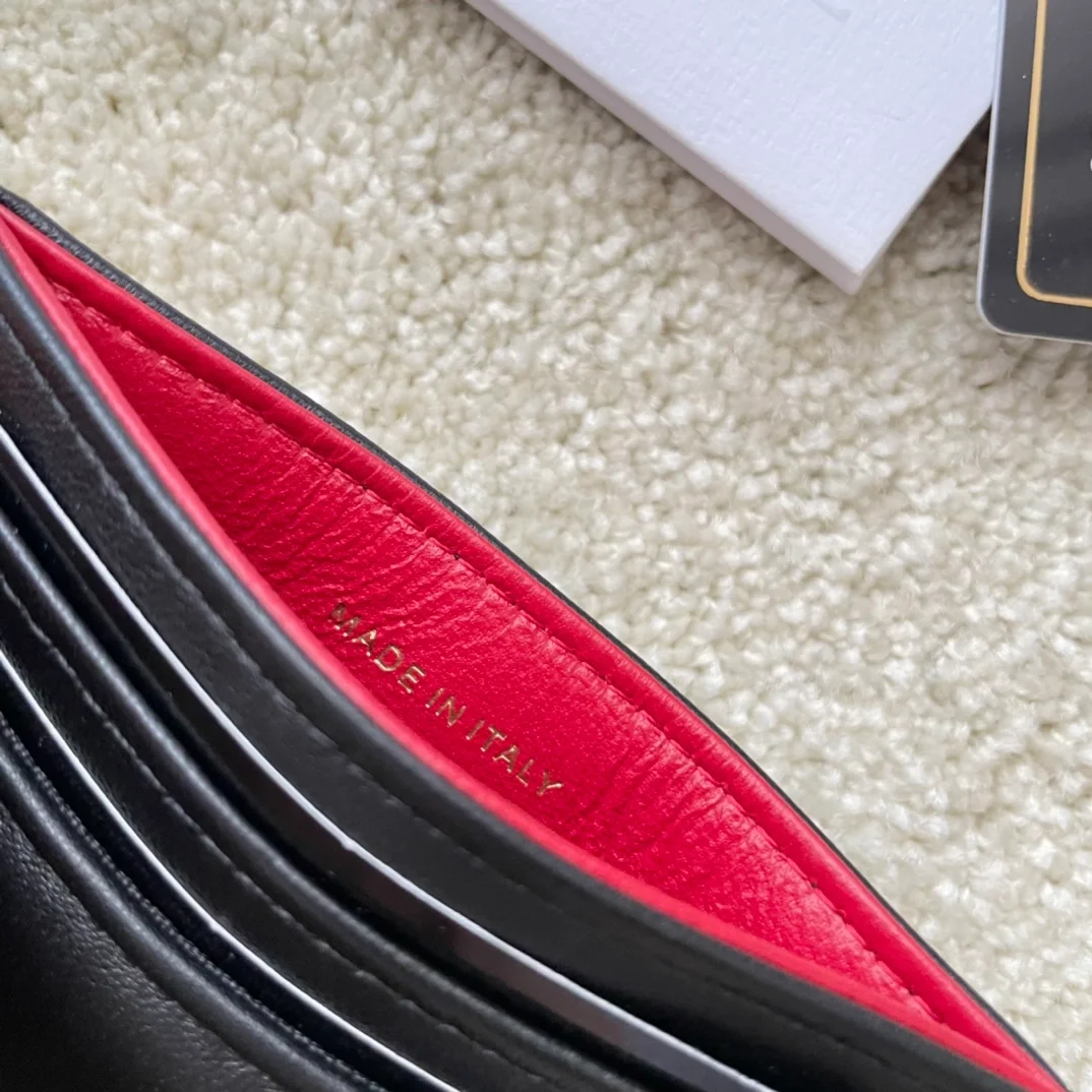 샤넬 19 카드홀더 램스킨&골드 메탈 블랙