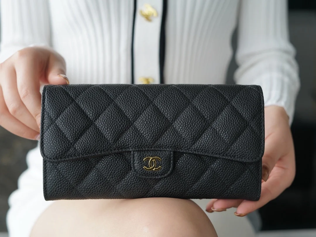 샤넬 클래식 캐비어 플랩 장지갑 블랙 골드