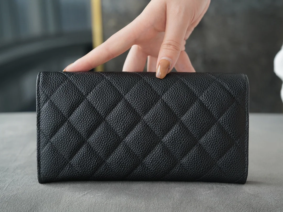 샤넬 클래식 캐비어 플랩 장지갑 블랙 골드