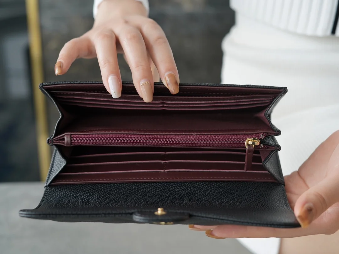 샤넬 클래식 캐비어 플랩 장지갑 블랙 골드