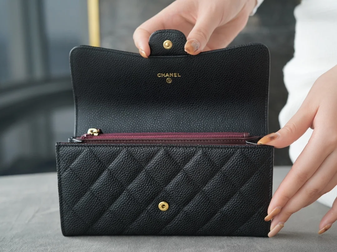 샤넬 클래식 캐비어 플랩 장지갑 블랙 골드