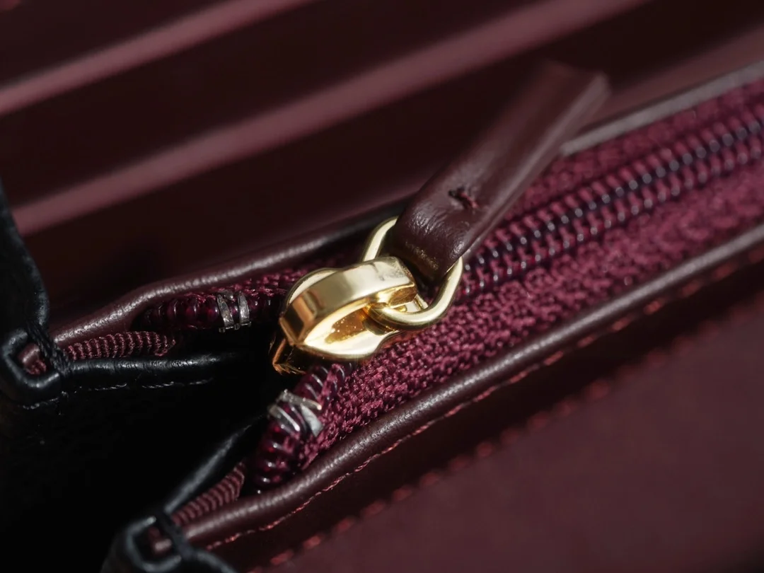 샤넬 클래식 캐비어 플랩 장지갑 블랙 골드