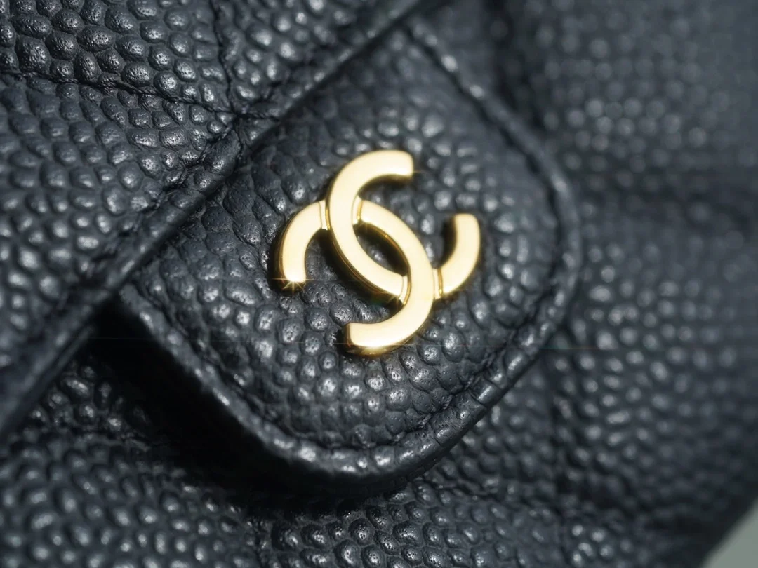 샤넬 클래식 캐비어 플랩 장지갑 블랙 골드