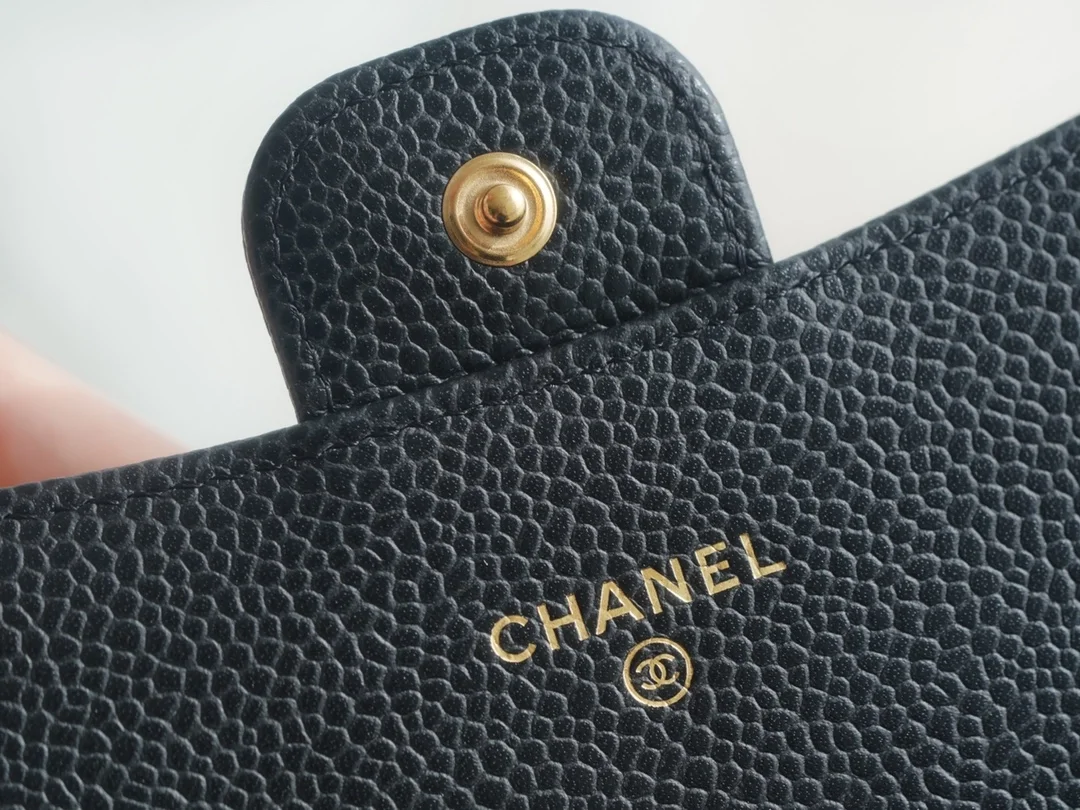 샤넬 클래식 캐비어 플랩 장지갑 블랙 골드