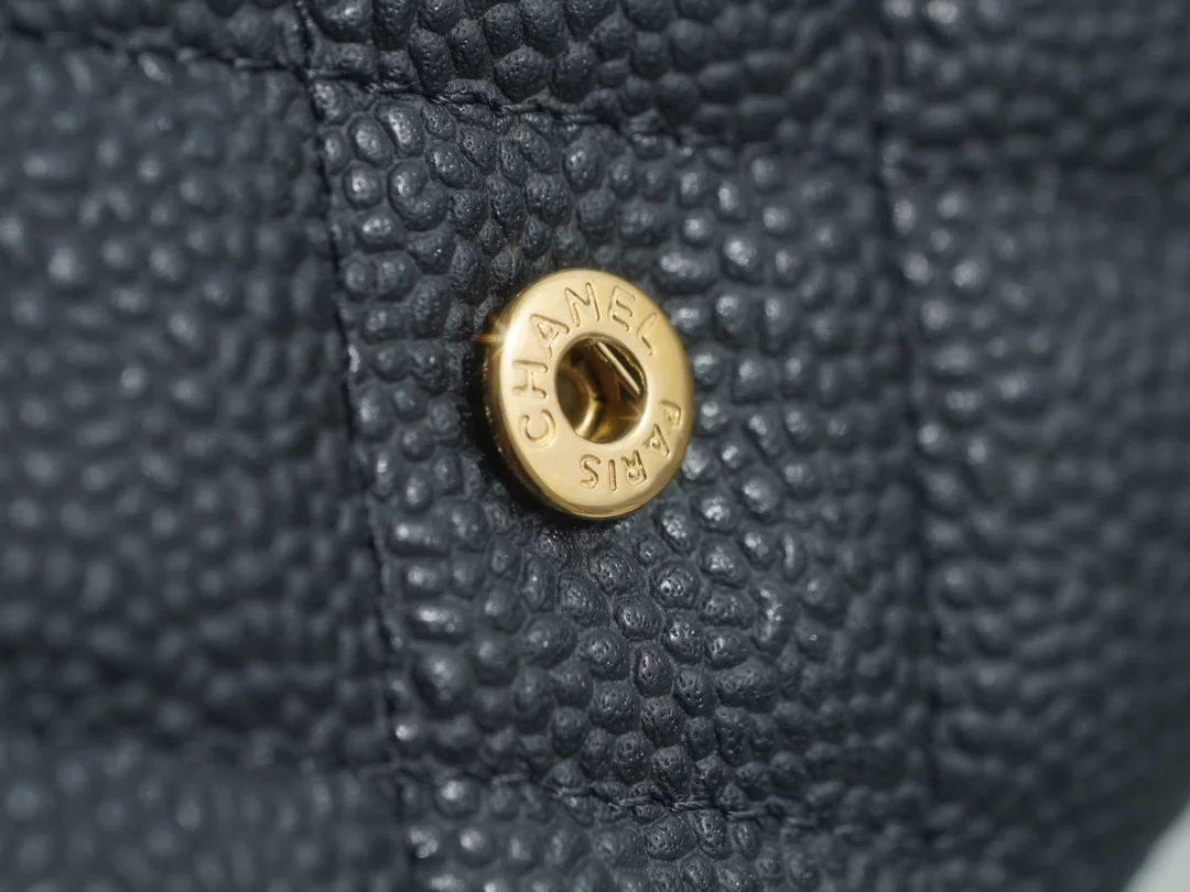 샤넬 클래식 캐비어 플랩 장지갑 블랙 골드