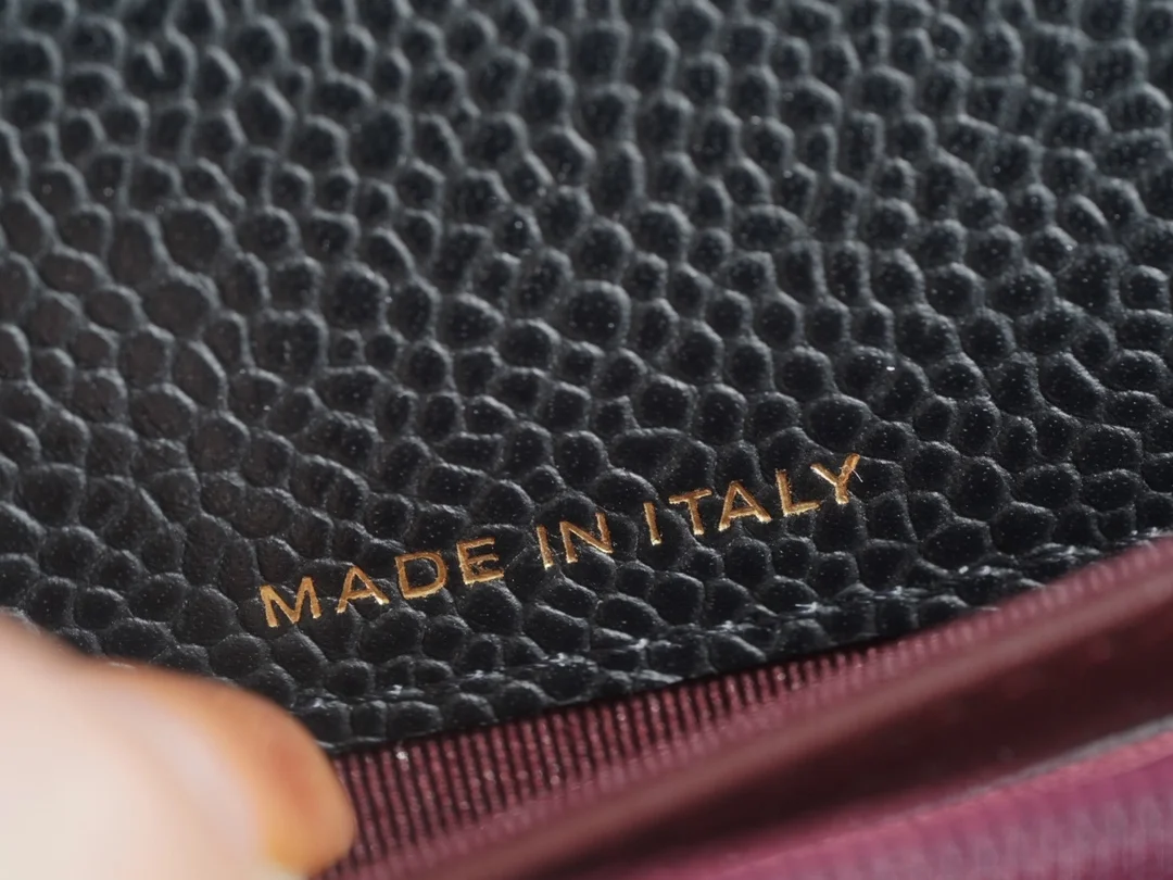 샤넬 클래식 캐비어 플랩 장지갑 블랙 골드