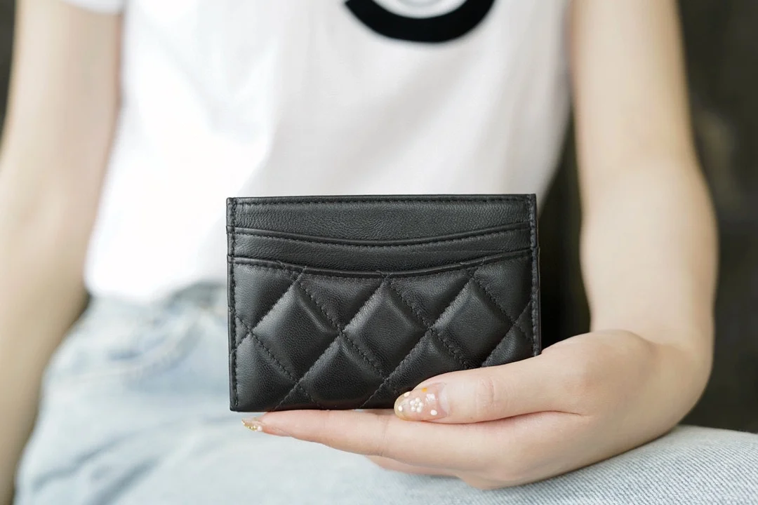 샤넬 클래식 램스킨 카드 슬롯 홀더