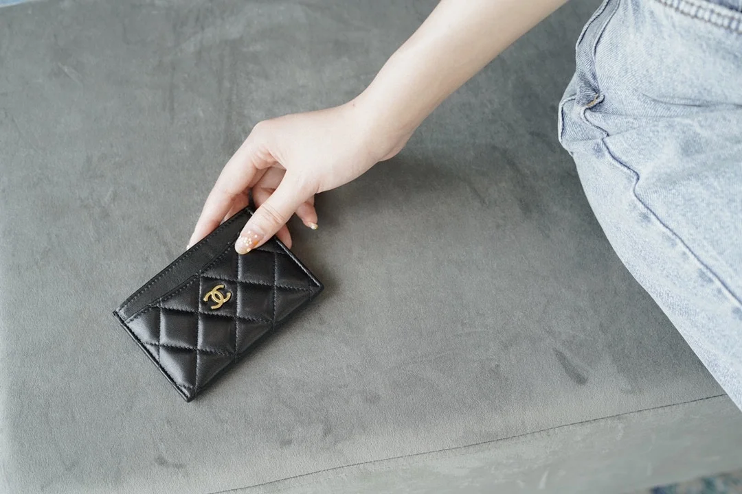샤넬 클래식 램스킨 카드 슬롯 홀더