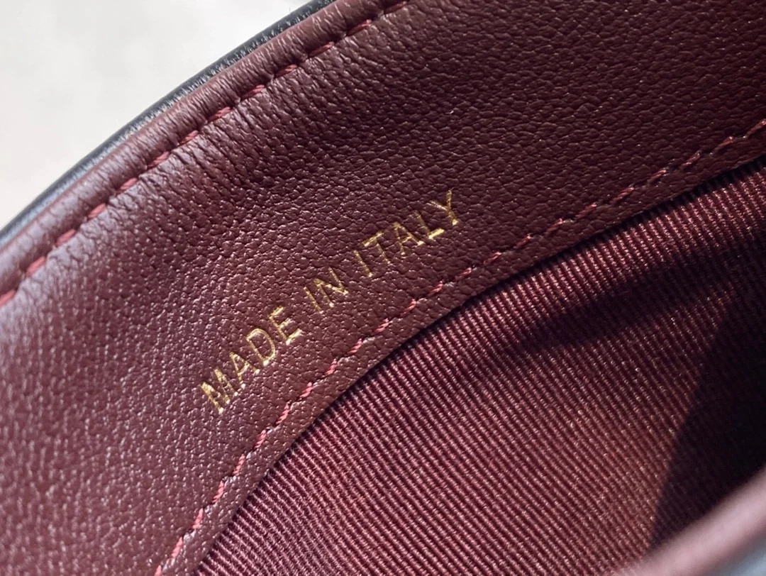 샤넬 클래식 램스킨 카드 슬롯 홀더