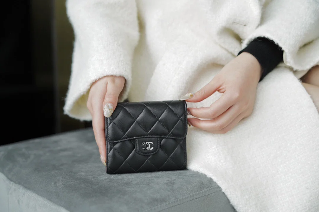 샤넬 클래식 램스킨 스몰 플랩 지갑 실버