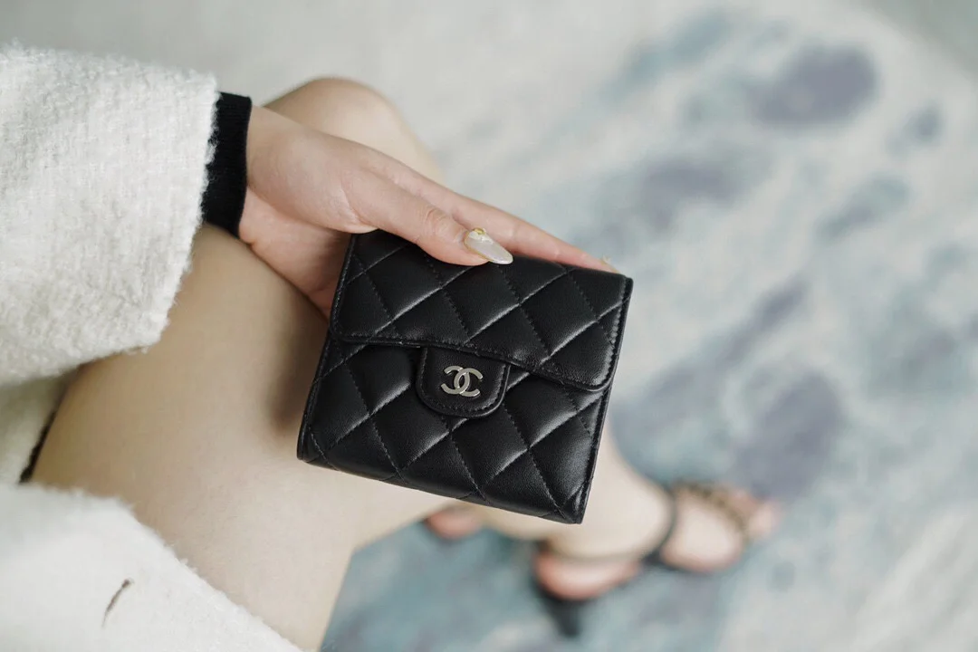 샤넬 클래식 램스킨 스몰 플랩 지갑 실버