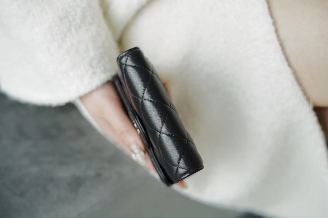 샤넬 클래식 램스킨 스몰 플랩 지갑 실버