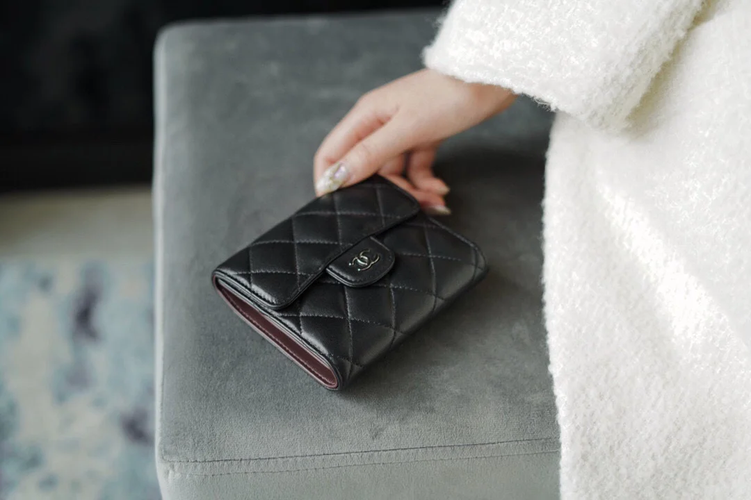 샤넬 클래식 램스킨 스몰 플랩 지갑 실버