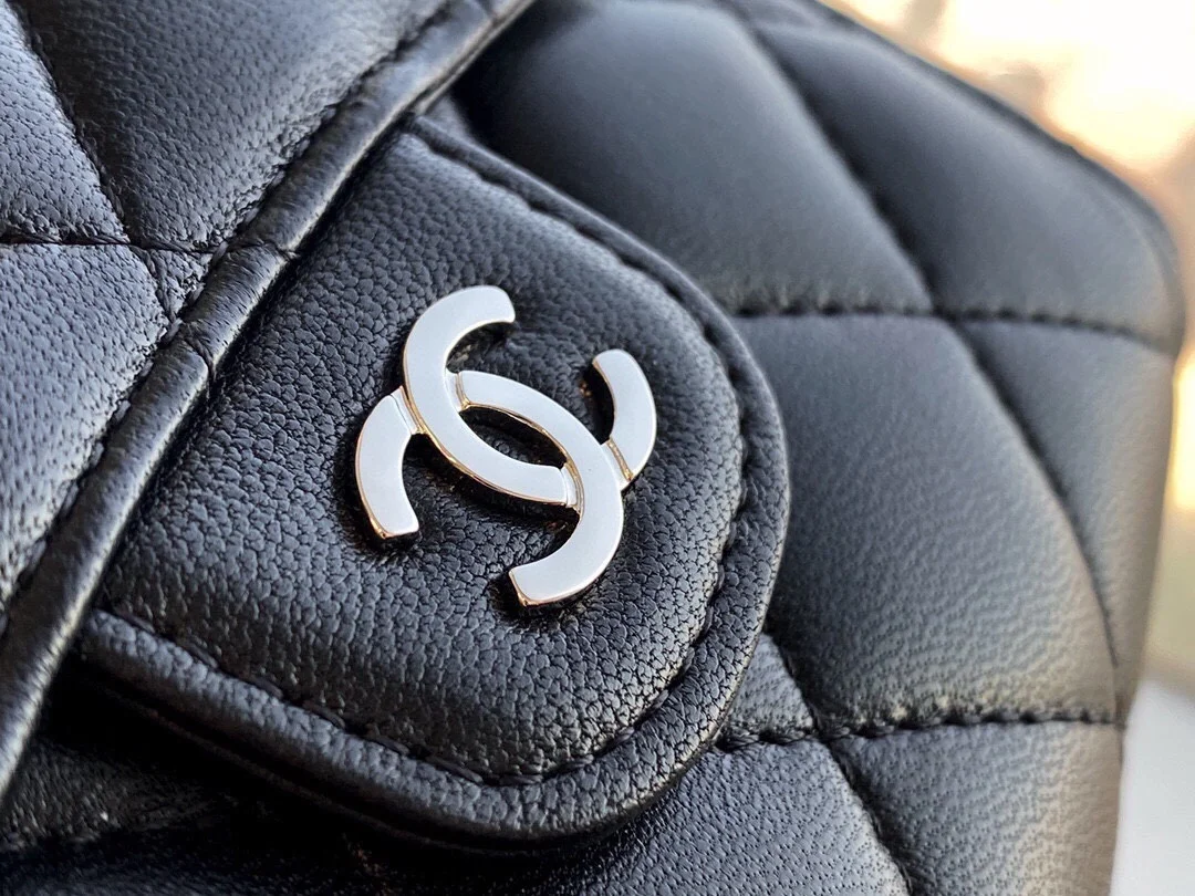 샤넬 클래식 램스킨 스몰 플랩 지갑 실버