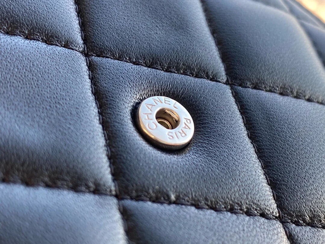 샤넬 클래식 램스킨 스몰 플랩 지갑 실버