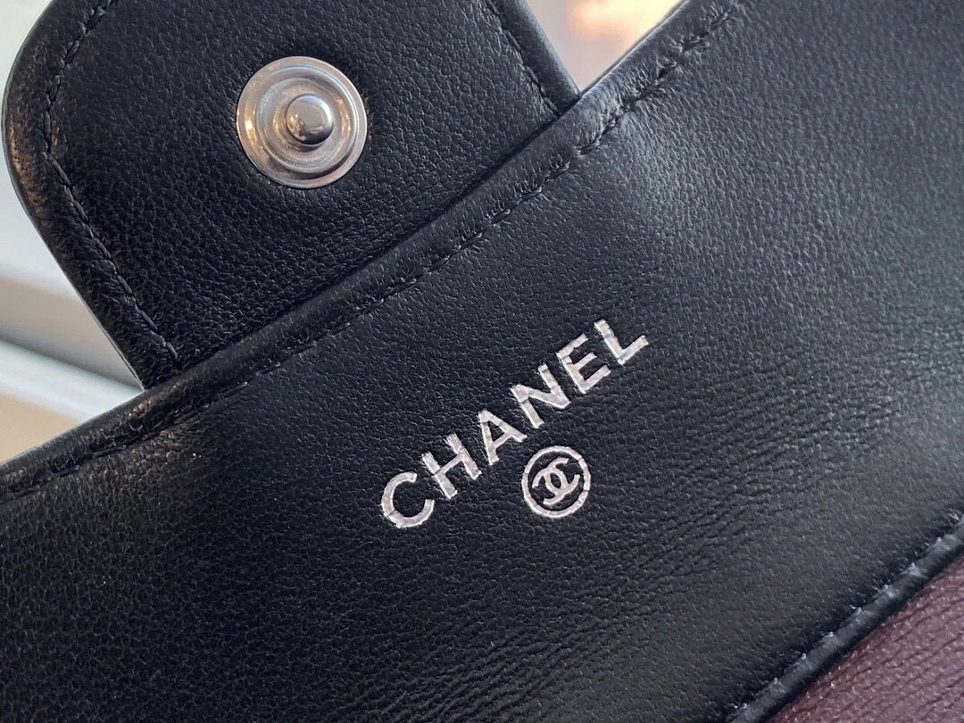 샤넬 클래식 램스킨 스몰 플랩 지갑 실버