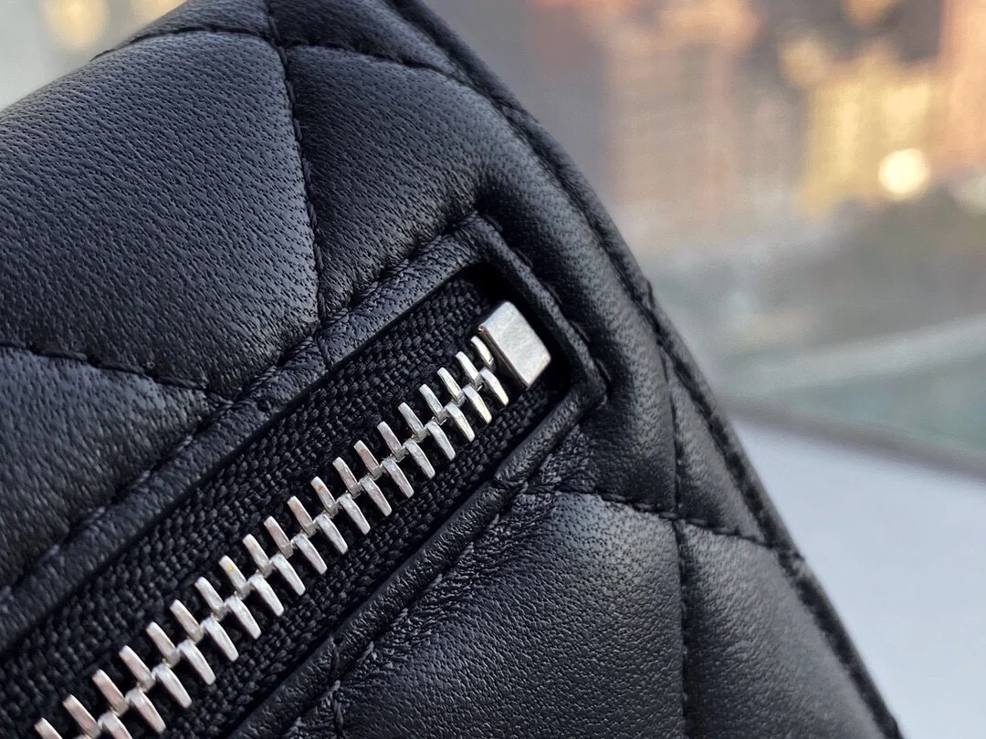 샤넬 클래식 램스킨 스몰 플랩 지갑 실버