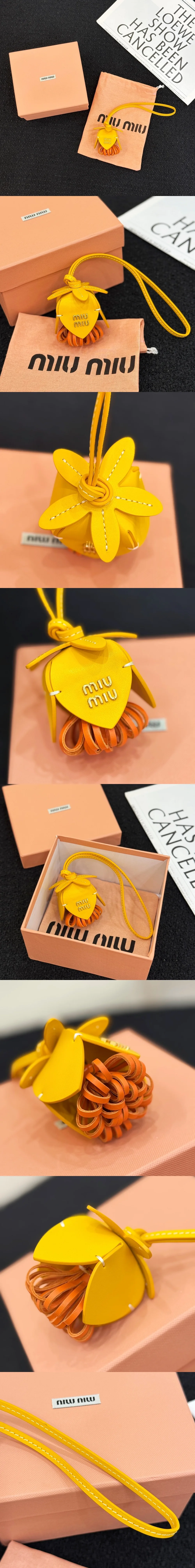 미우미우 키링 백참 가죽 트릭 옐로우