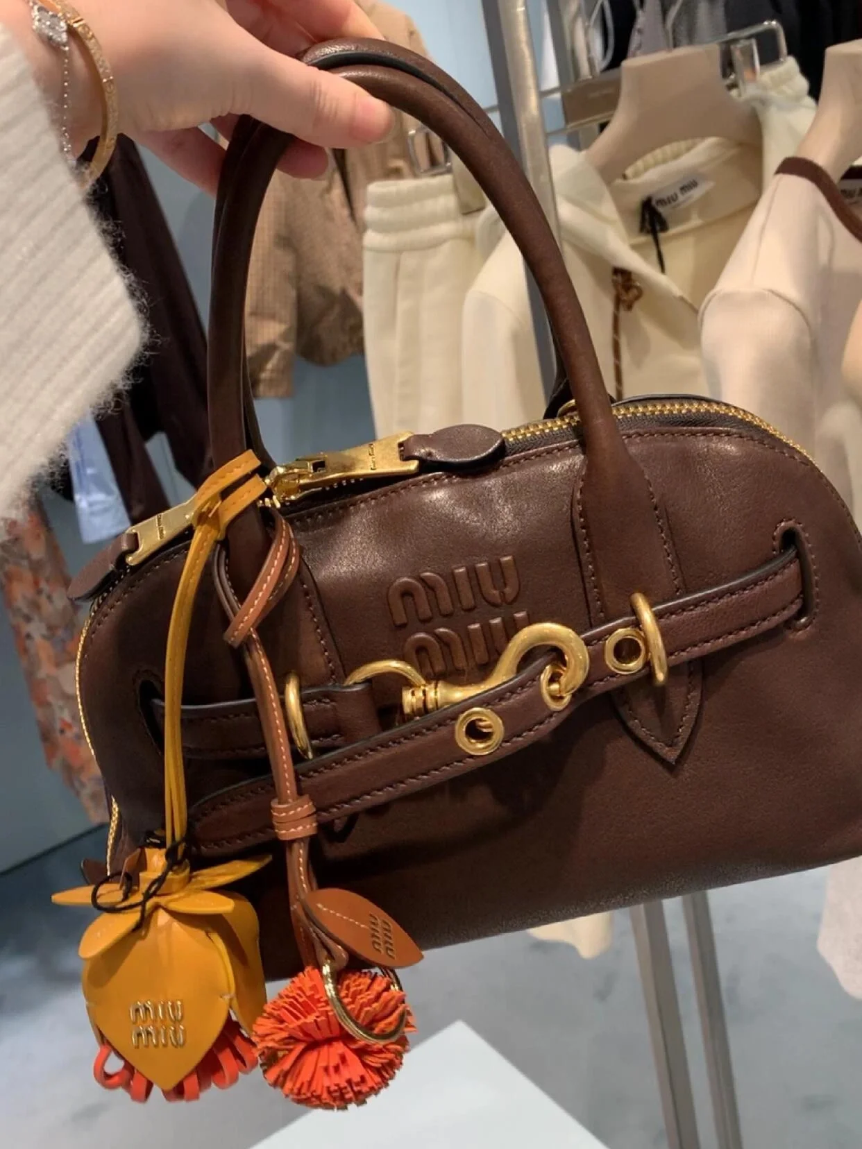 미우미우 키링 백참 가죽 트릭 옐로우