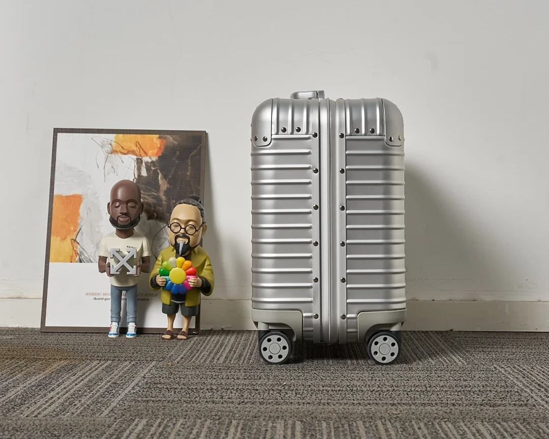 리모와 컴팩트 실버 캐리어