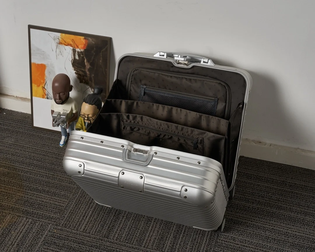 리모와 컴팩트 실버 캐리어