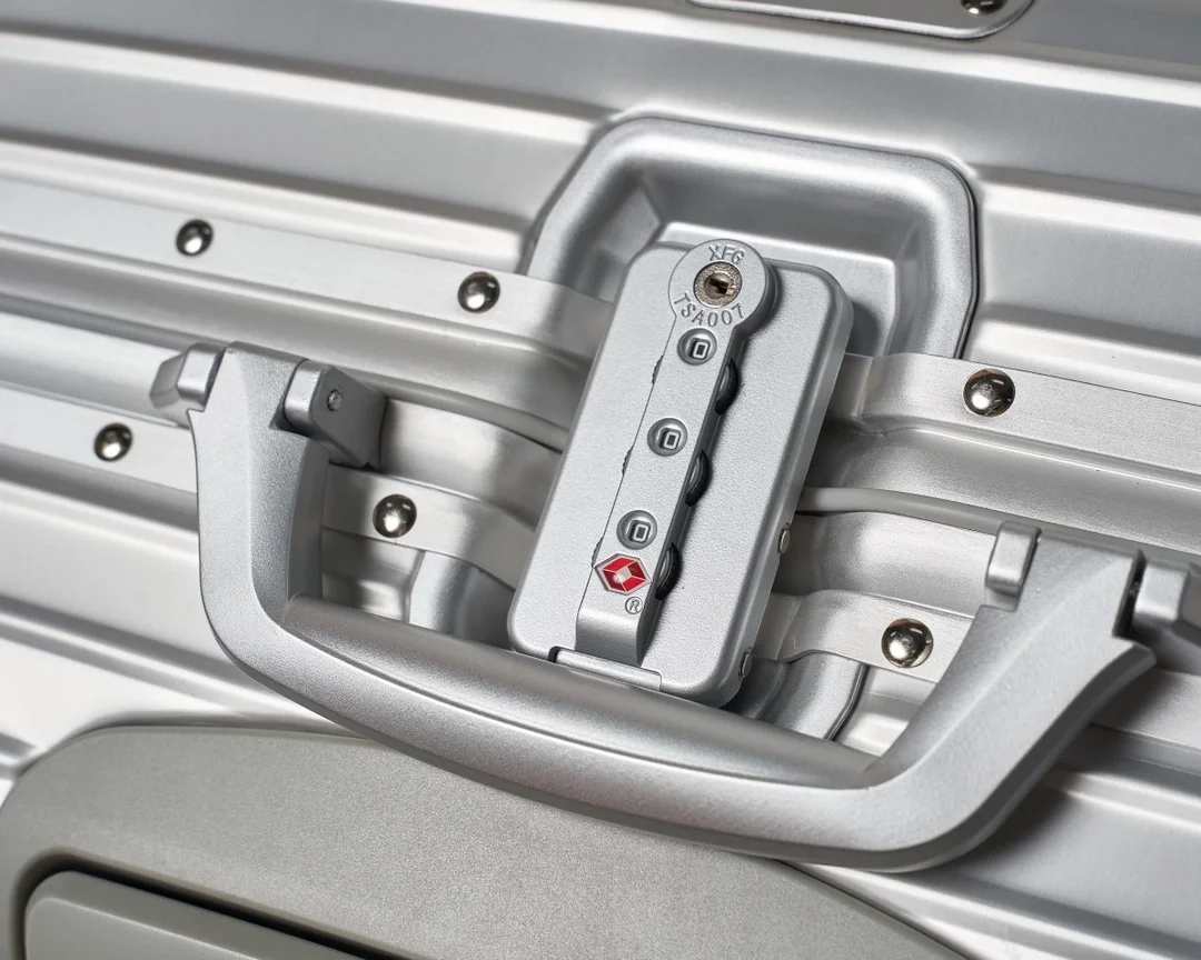 리모와 컴팩트 실버 캐리어