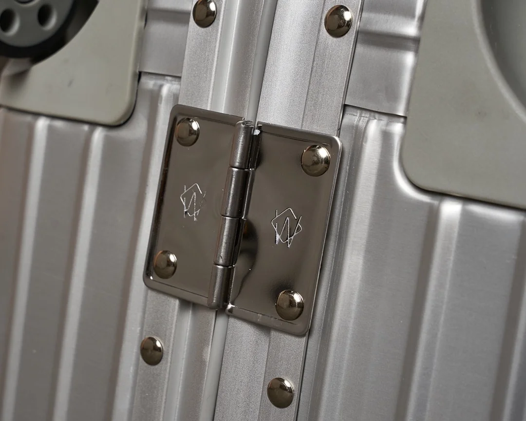 리모와 컴팩트 실버 캐리어