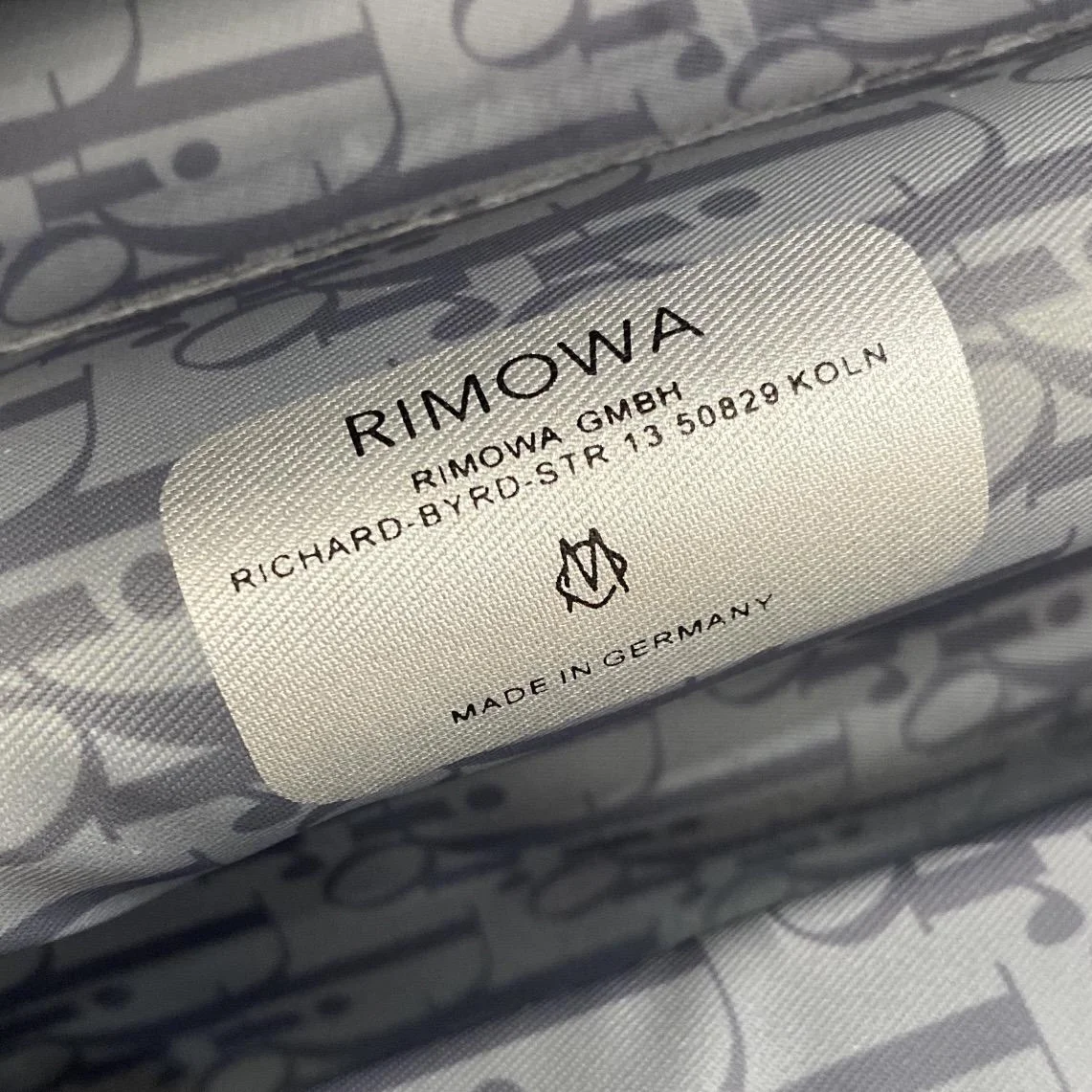 디올 리모와 실버 카빈 수트 케이스