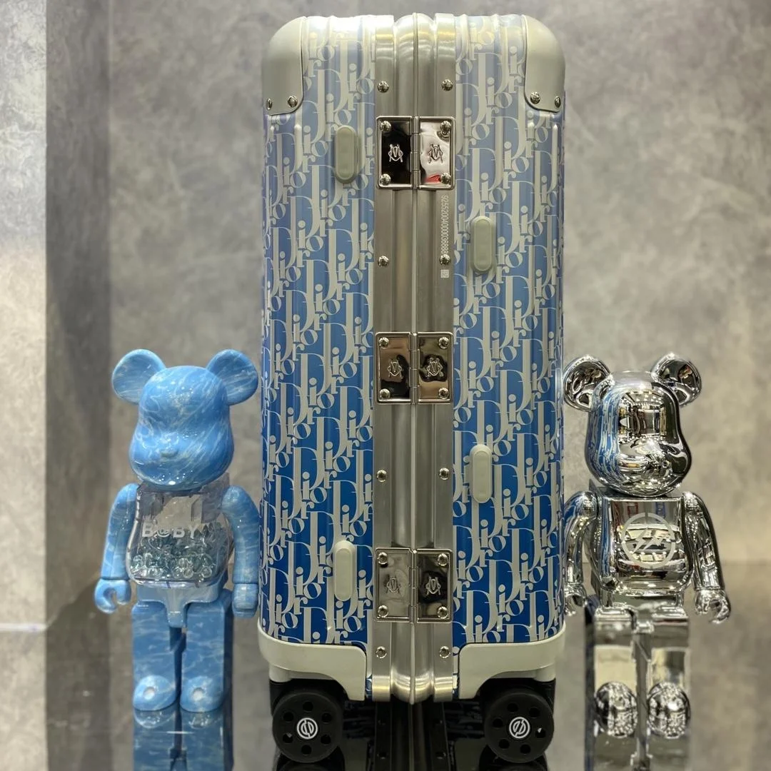 디올 리모와 블루 카빈 수트 케이스