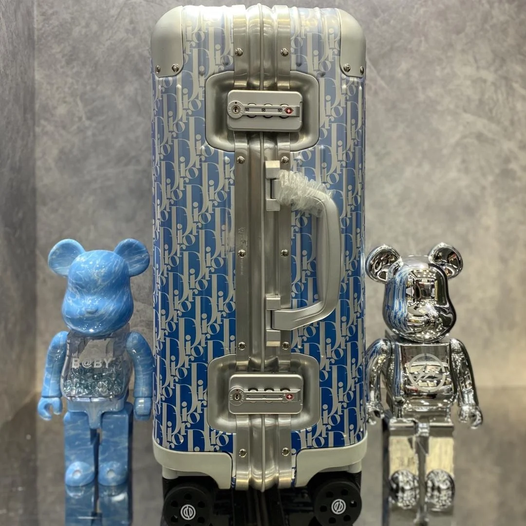 디올 리모와 블루 카빈 수트 케이스