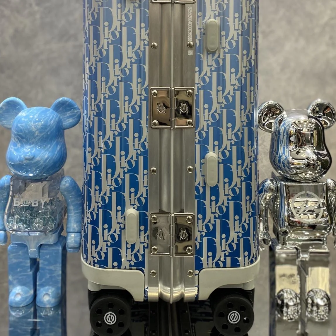 디올 리모와 블루 카빈 수트 케이스