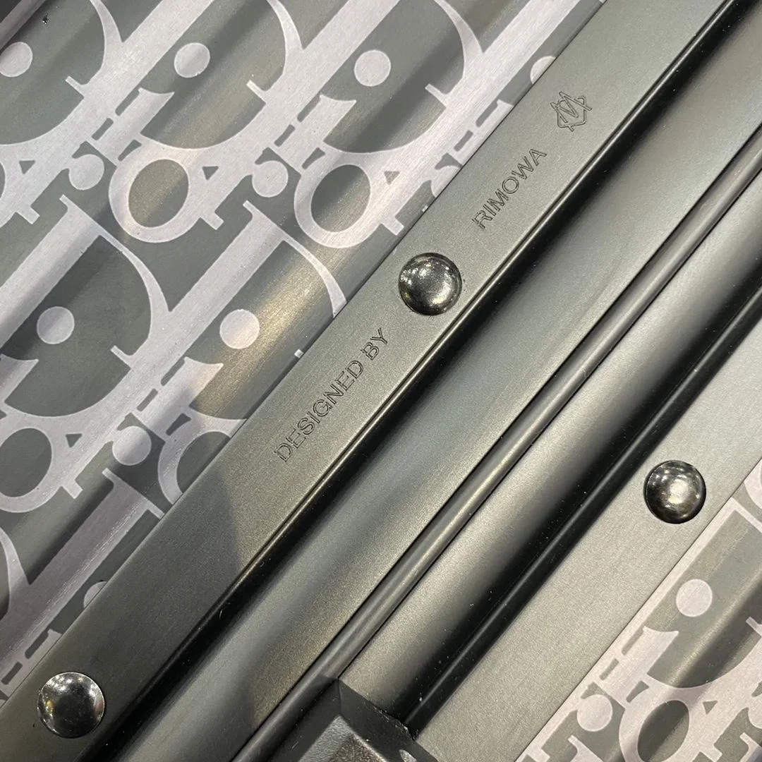 디올 리모와 블랙 카빈 수트 케이스