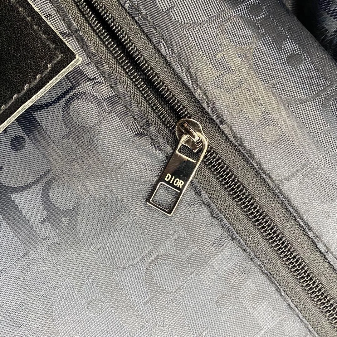 디올 리모와 블랙 카빈 수트 케이스