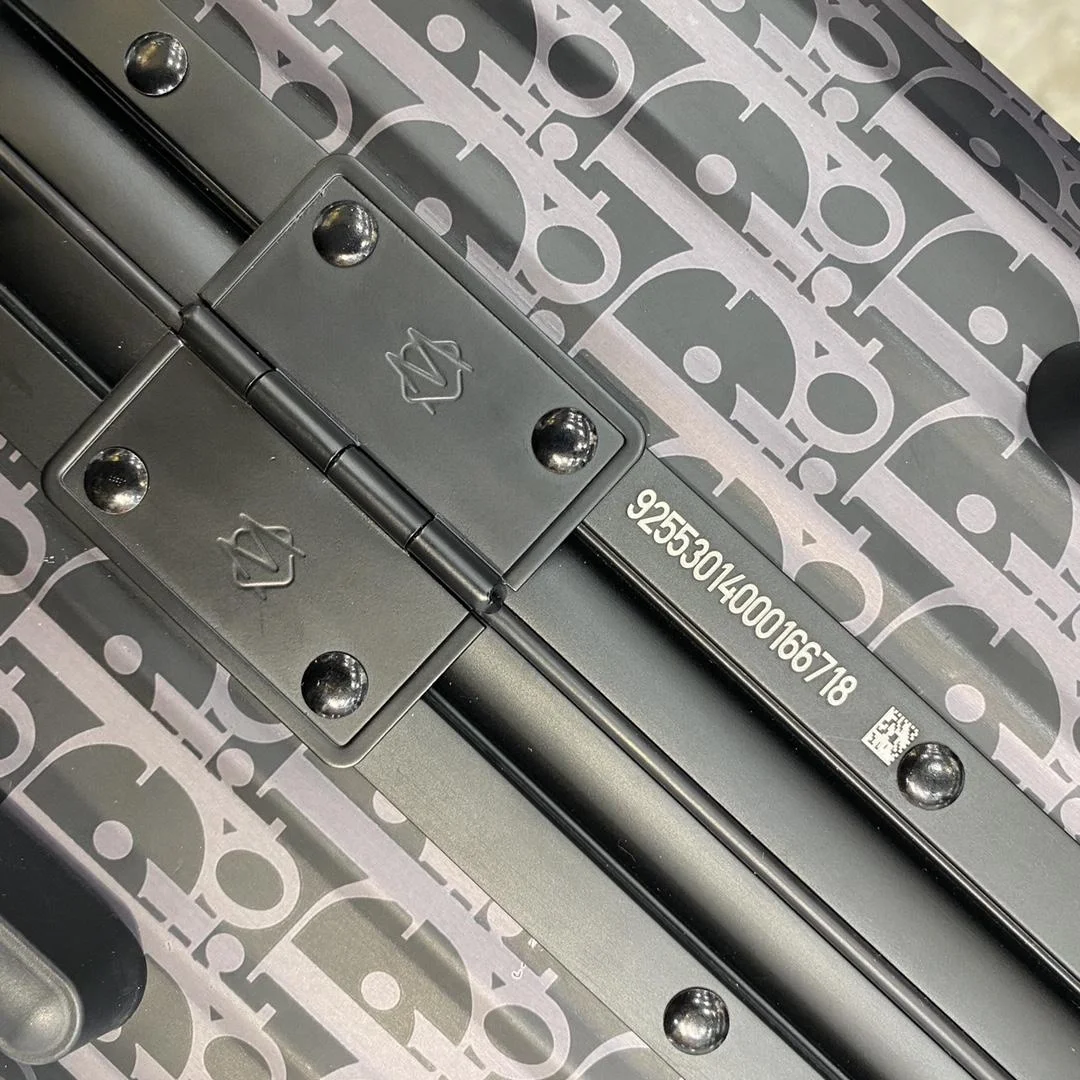 디올 리모와 블랙 카빈 수트 케이스