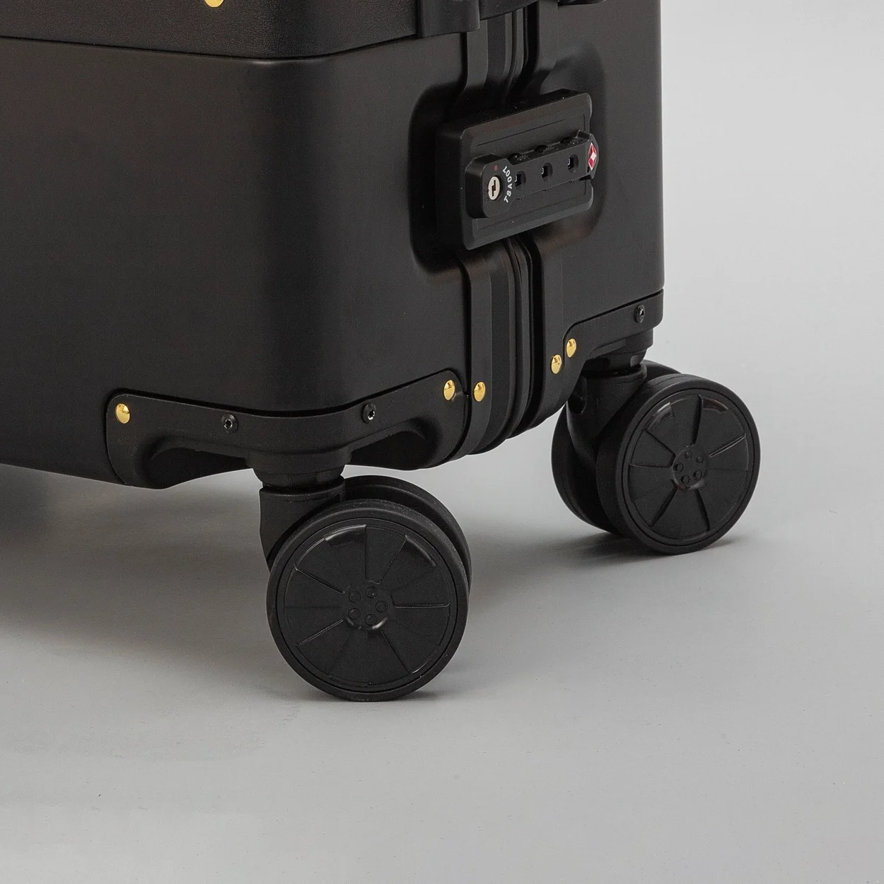 구찌 알루미늄 블랙 수트케이스