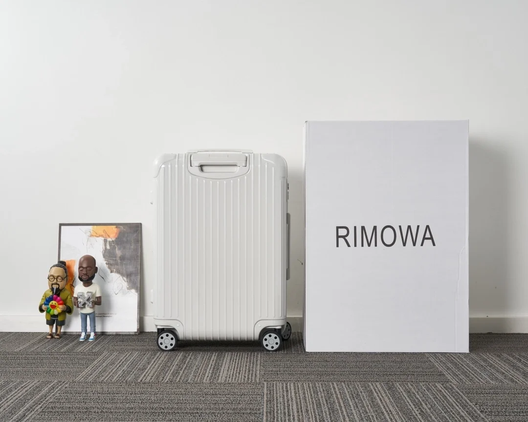 리모와 에센셜 화이트 수트케이스