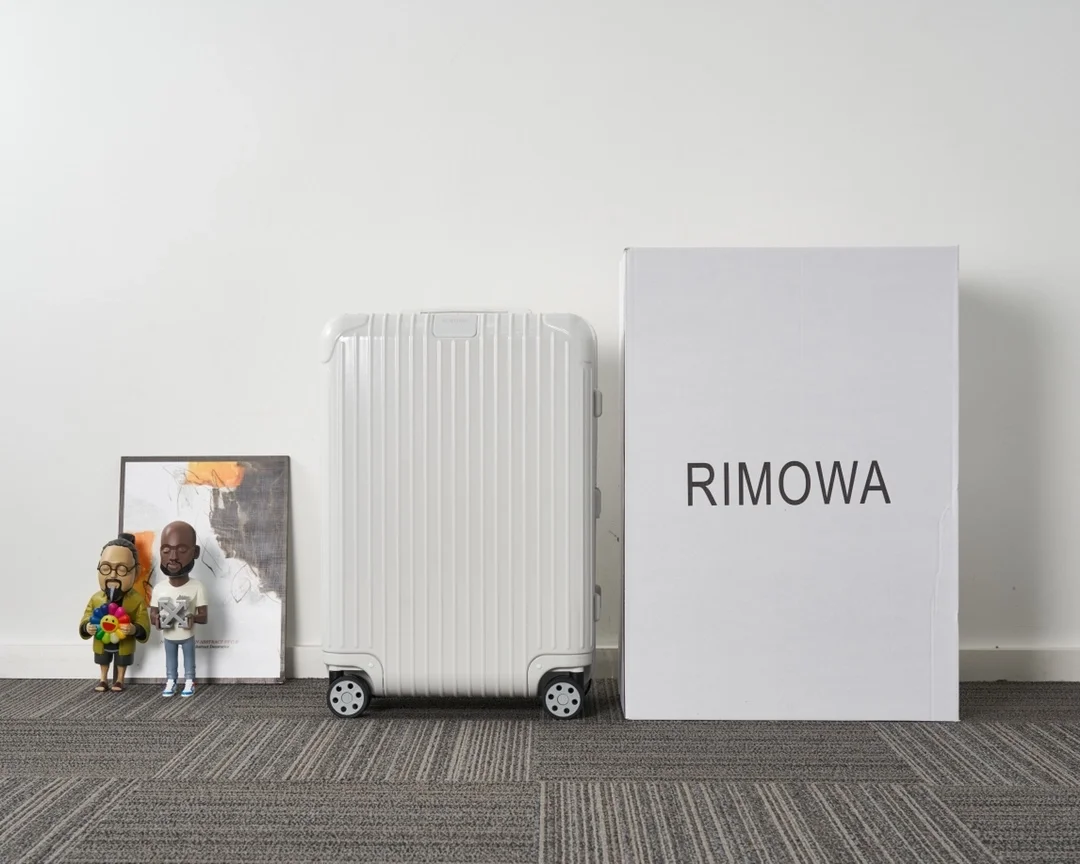 리모와 에센셜 화이트 수트케이스