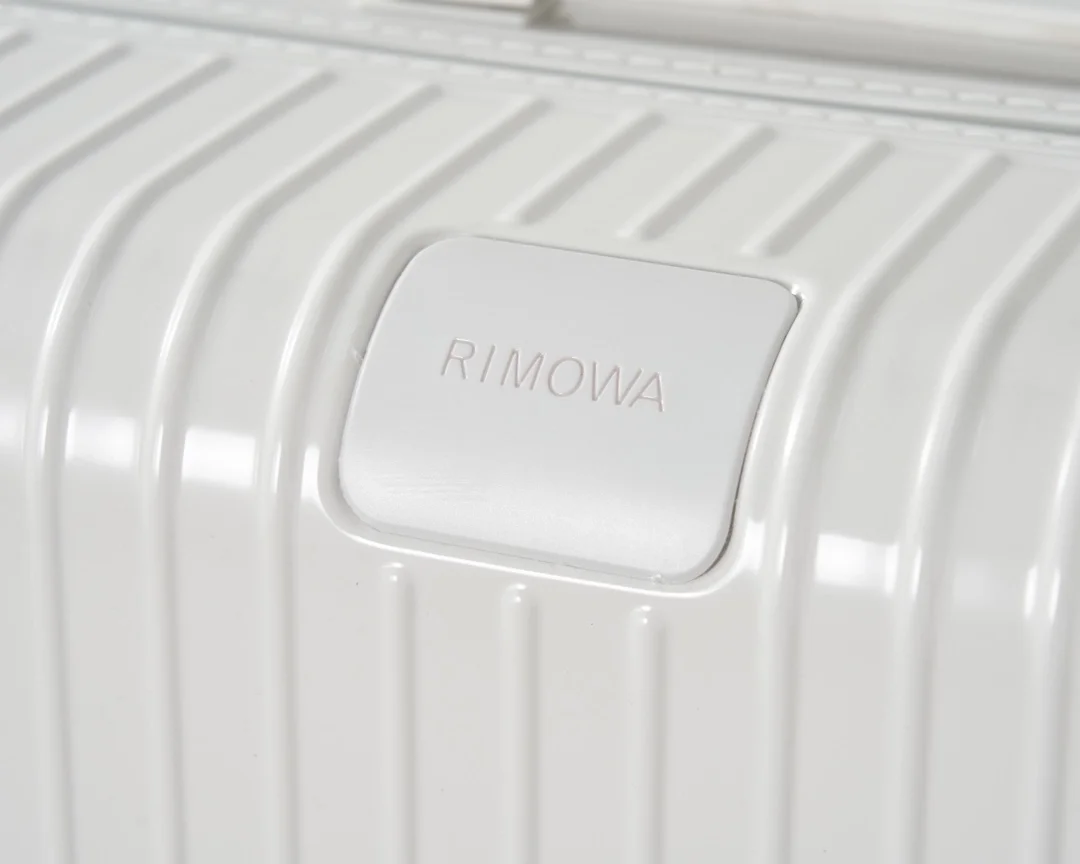 리모와 에센셜 화이트 수트케이스