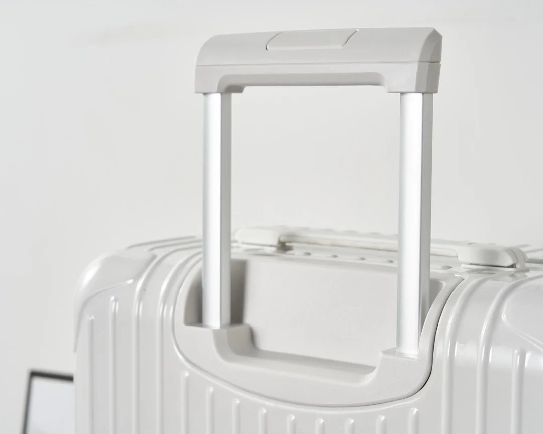 리모와 에센셜 화이트 수트케이스