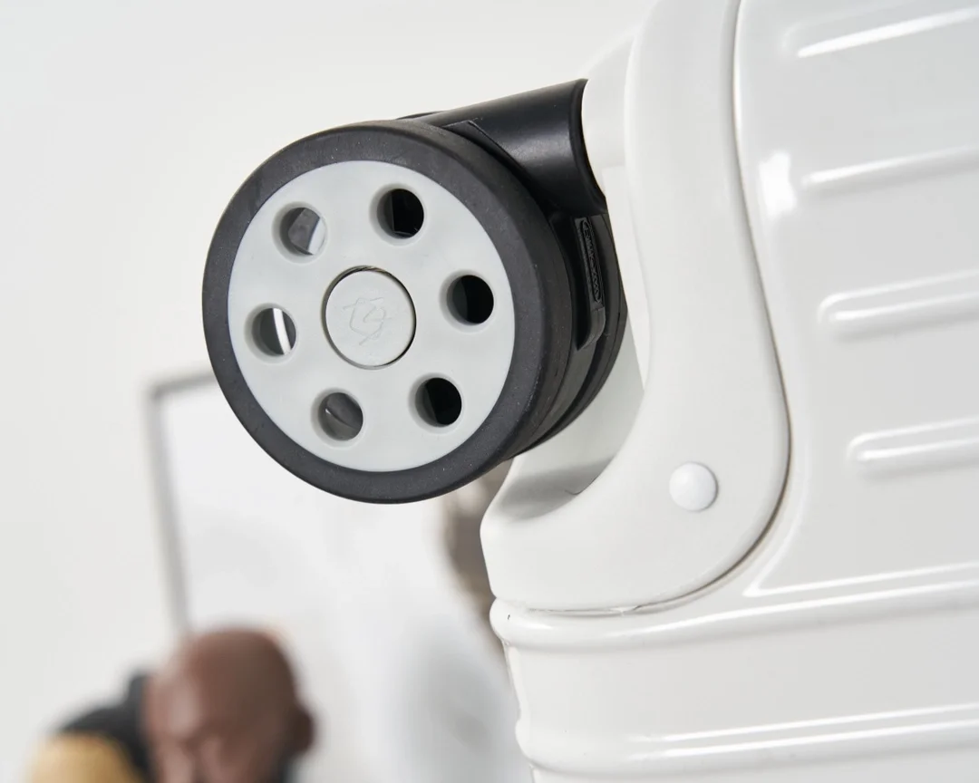 리모와 에센셜 화이트 수트케이스